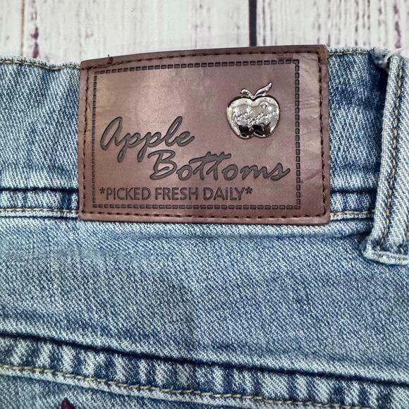Apple Bottoms Capri Jeans Light Wash Women’s 14 Embroidered Y2K Denim - Picture 10 of 12